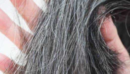 Wie sollte man graue Haare im Sommer pflegen